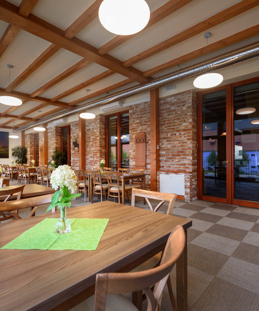 Stůl pro rodinný oběd nebo romantickou večeři